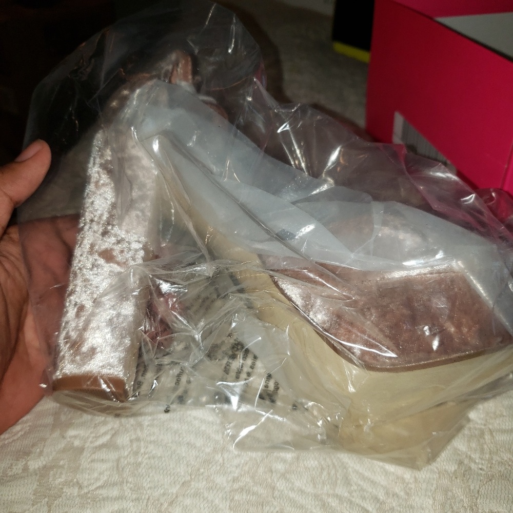 Shoes - Picture 3 of 4